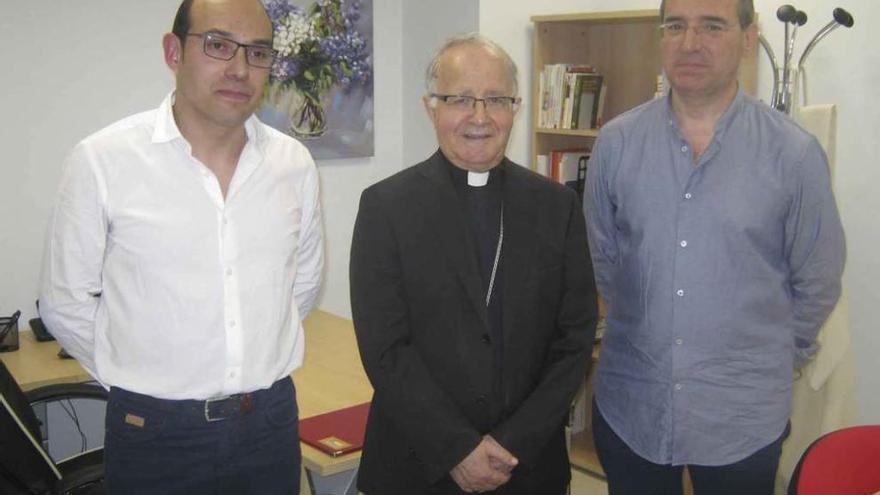 De izquierda a derecha, Roberto Castaño, Gregorio Martínez y Antonio Martín en la nueva sede. Foto