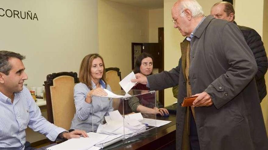 Un colegiado vota, ayer, en la sede de Salvador de Madariaga.