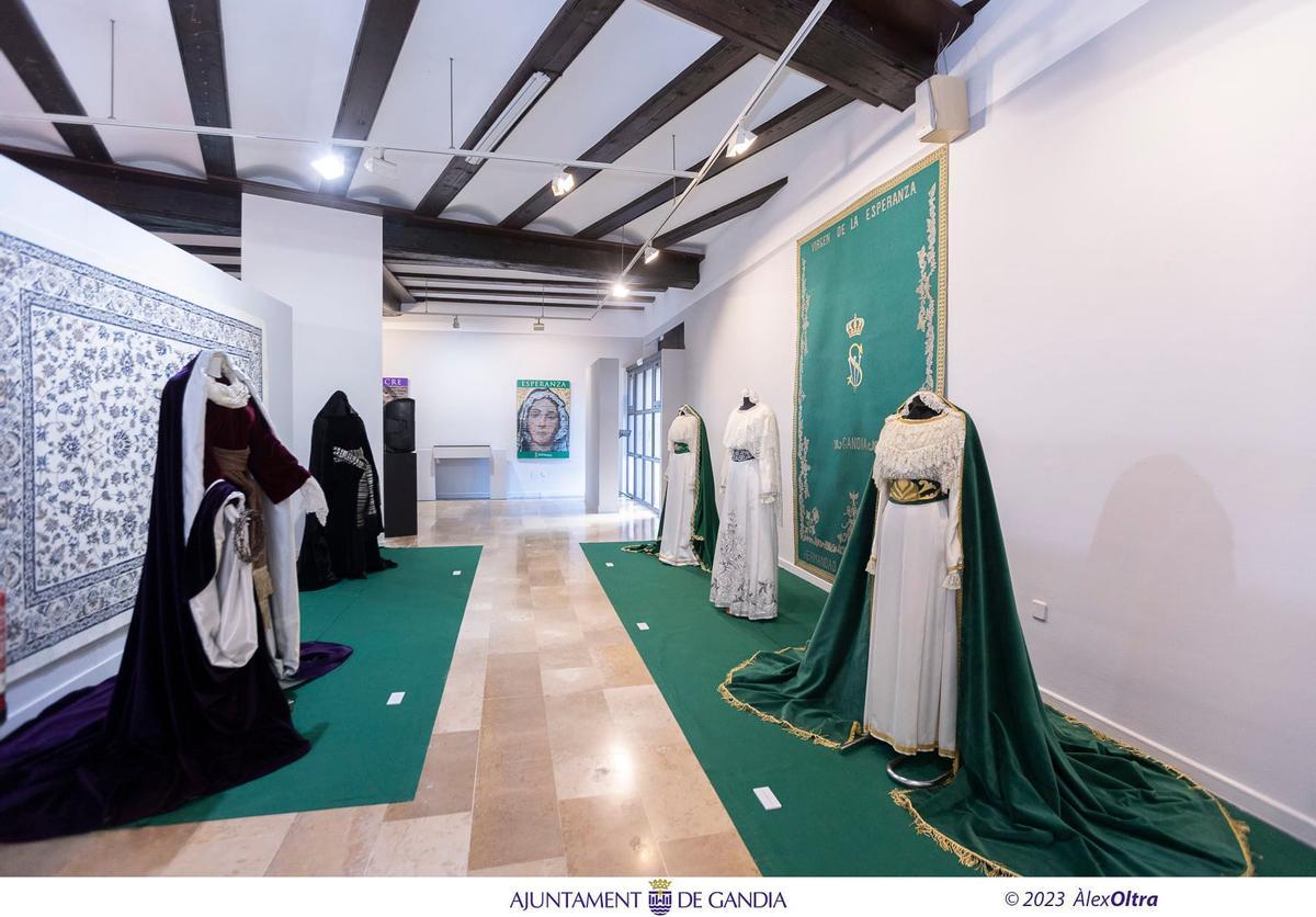 La inauguración de la exposición en la sala Coll Alas de Gandia.