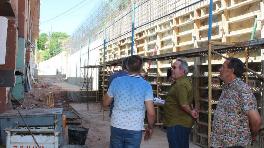 El alcalde, Francisco Guarido, durante la visita a las obras del muro de Rabiche. | CEDIDA