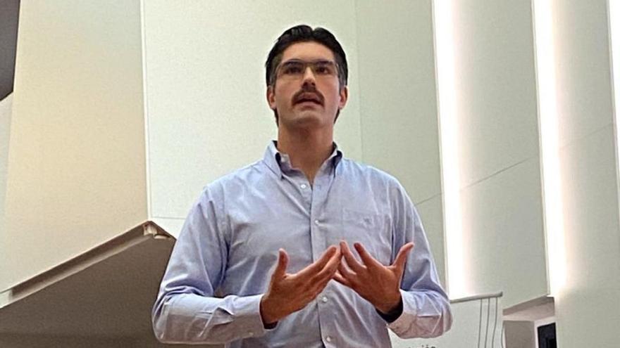 Álex Caballero, el pasado miércoles, durante su charla en la Facultad de Economía de la Universidad de Oviedo. | Y. G.