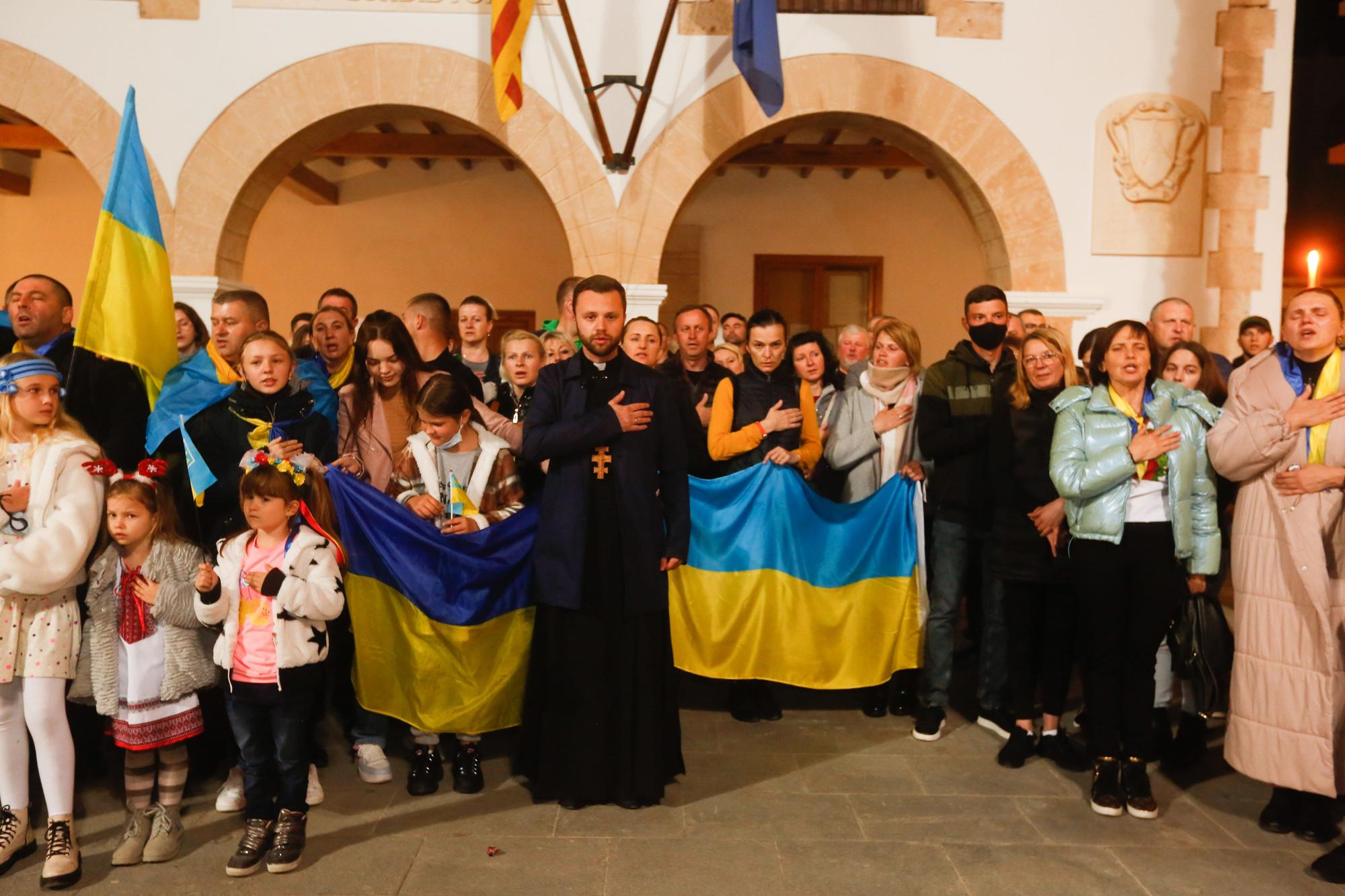Galería de imágenes: los ucranianos de Ibiza rezan y se concentran por la paz
