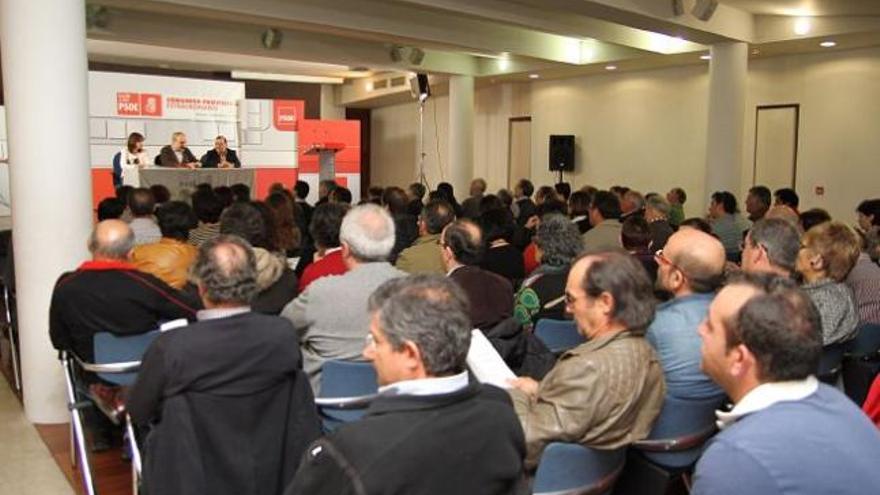 Un momento del congreso provincial socialista en el salón de actos de La Alhóndiga.