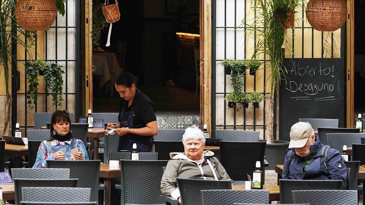 Un camarera atiende a los clientes en un establecimiento de hostelería de Málaga.