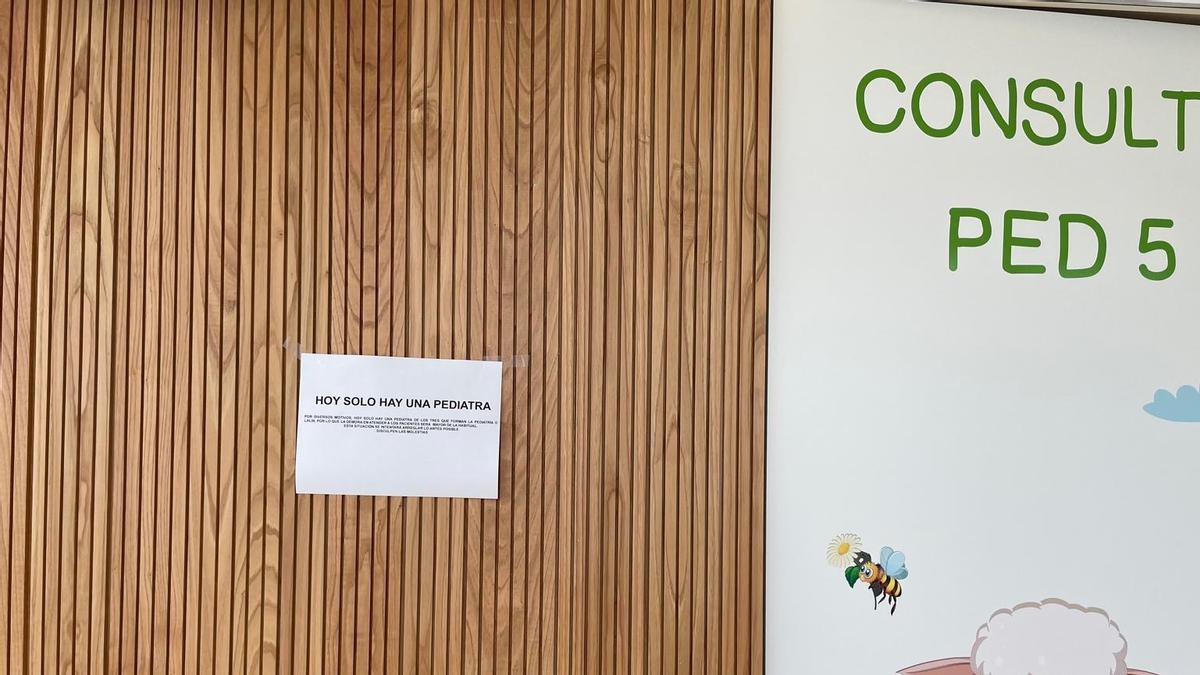 Cartel informativo colocado ayer en la zona consultas de Pediatría del CIS.
