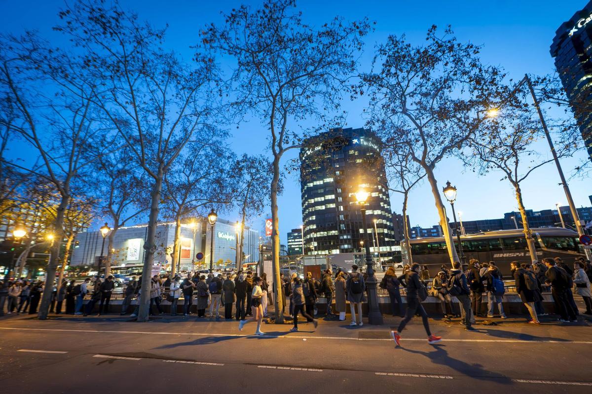 Colas de usuarios esperando a subir a los autobuses interurbanos que se organizan a diario en Maria Cristina, para poder volver a casa después de la jornada laboral.