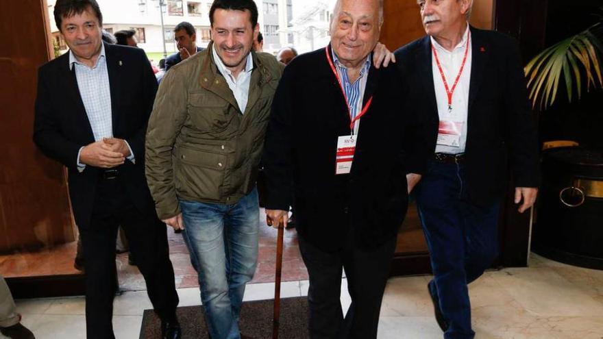 Por la izquierda, Javier Fernández, Javier Fernández Lanero, Nicolás Redondo y Justo Rodríguez Braga, antes de la clausura del congreso de UGT-Asturias en Oviedo.