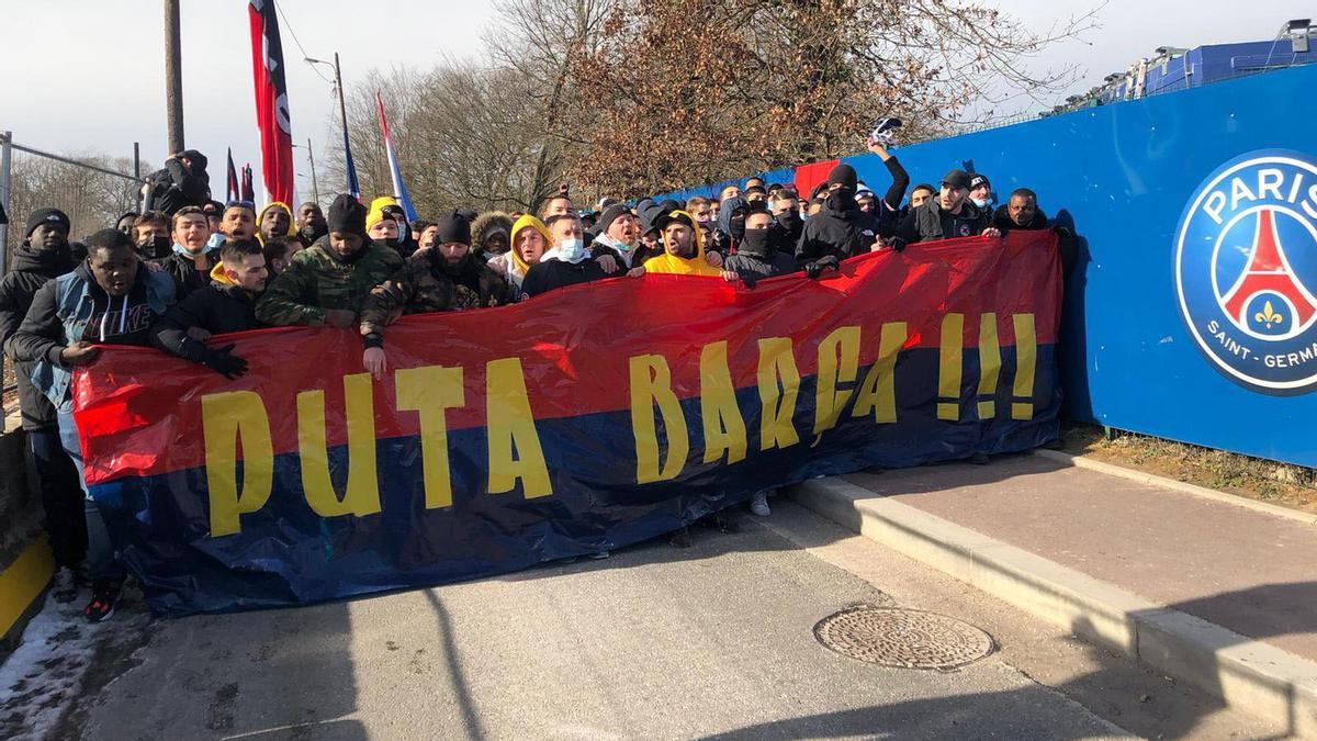 Pancartas de Puta Barça: Los ultras del PSG calientan la previa de Champions