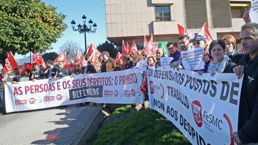 Protesta de CC OO y UGT frente a la patronal de Pontevedra. // M.G.B.