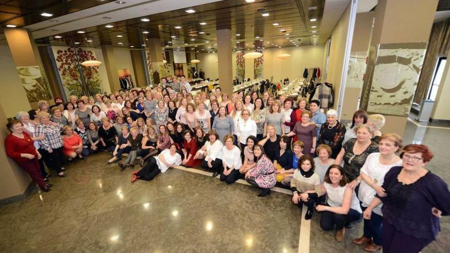 Asistentes a la comida de mujeres de Santa Cruz, ayer, en Langrehotel.