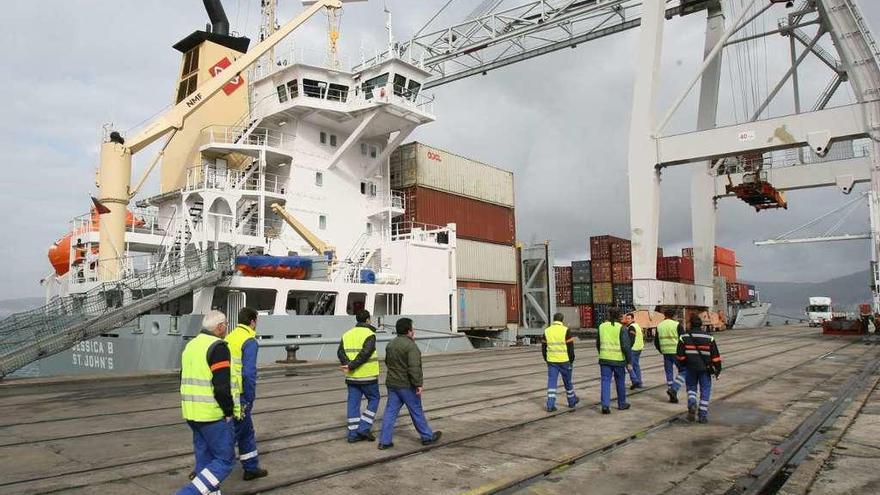 Estibadores en la terminal de contenedores de Guixar durante una huelga en 2008. // R. Grobas