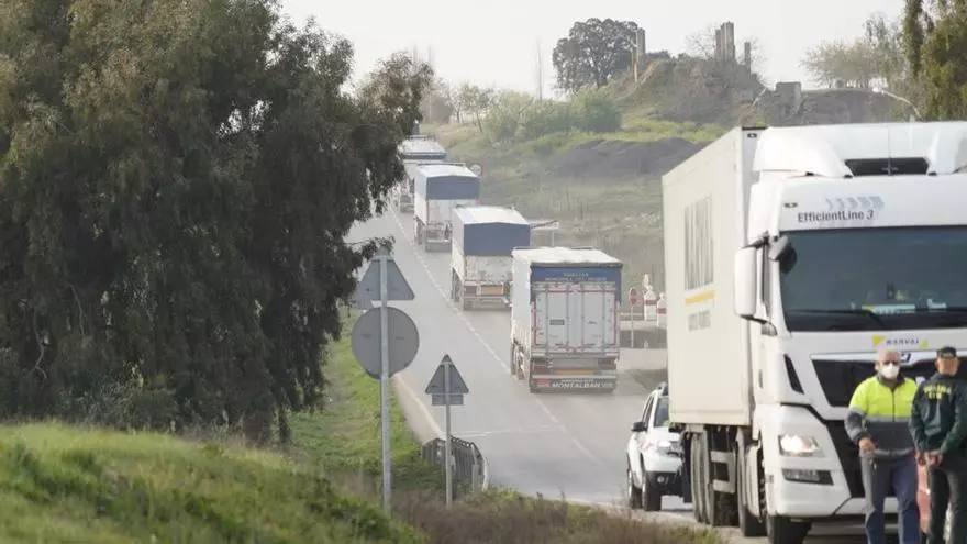 Camiones y un helicóptero para escoltar a camiones en la quinta jornada de huelga del transporte