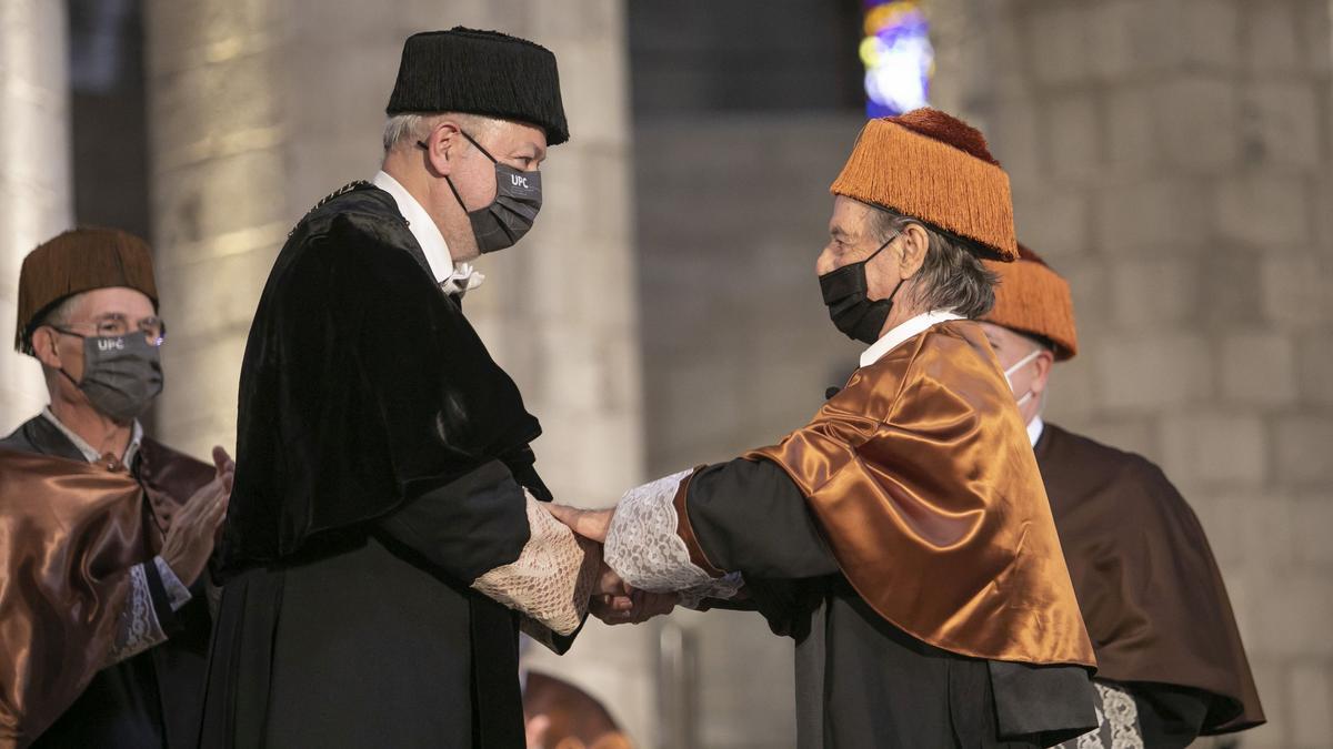 La UPC (Universitat Politècnica de Catalunya), inviste a Ricardo Bofill honoris causa en Barcelona en setiembre de 2021, último acto público donde asiste el arquitecto.