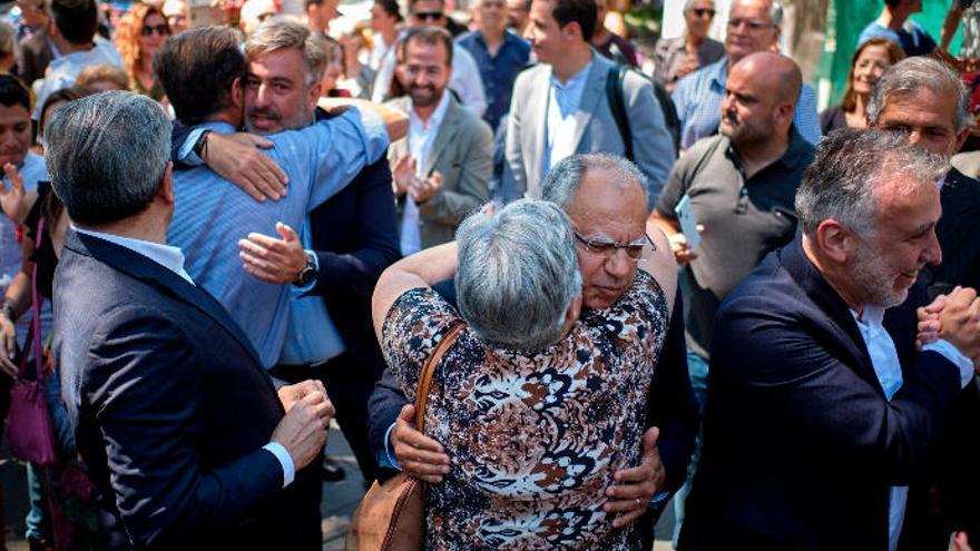 Una ciudadana abraza a Casimiro Curbelo tras la firma del acuerdo.