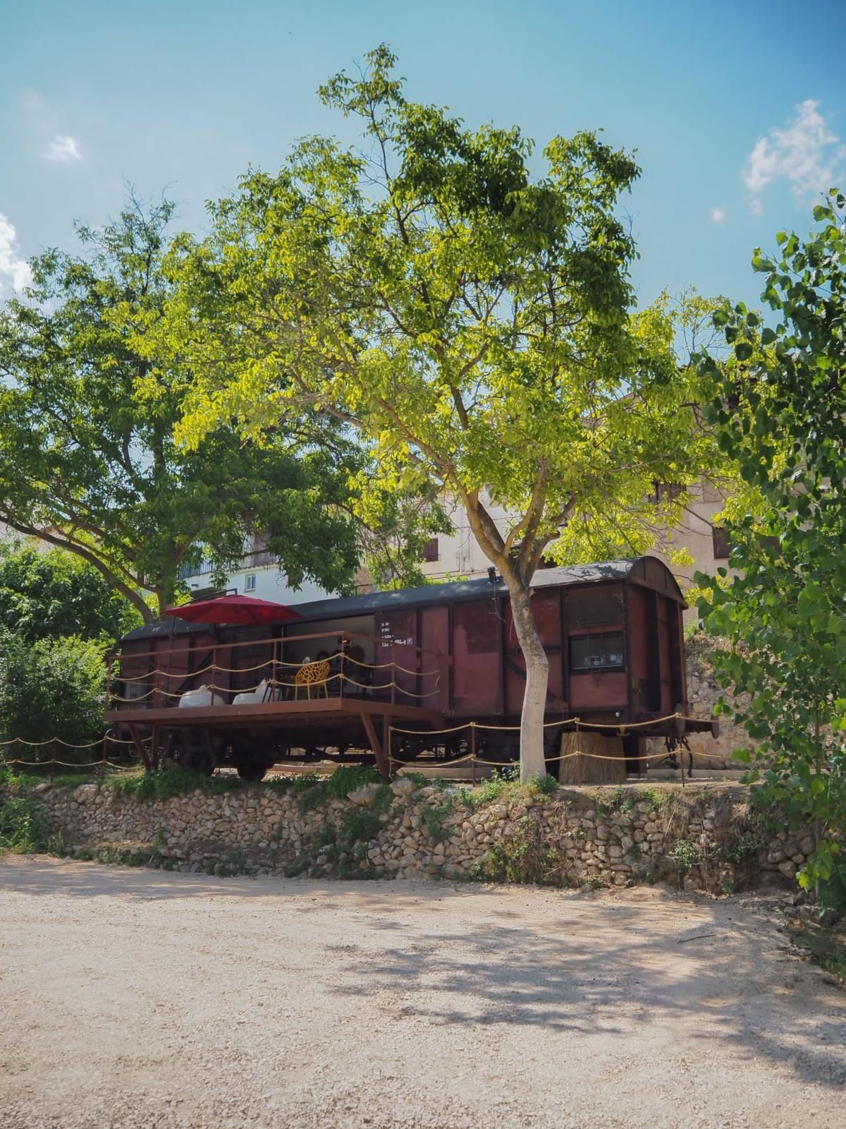 Vagón de tren: una noche sobre ruedas en Casas Altas (Comunitat Valenciana).