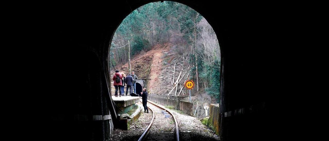 Vecinos de Cudillero, miembros de las asociaciones de usuarios de Renfe Feve España y AFFECOM, se reunen en el apeadero de Santa Marina para medir el túnel