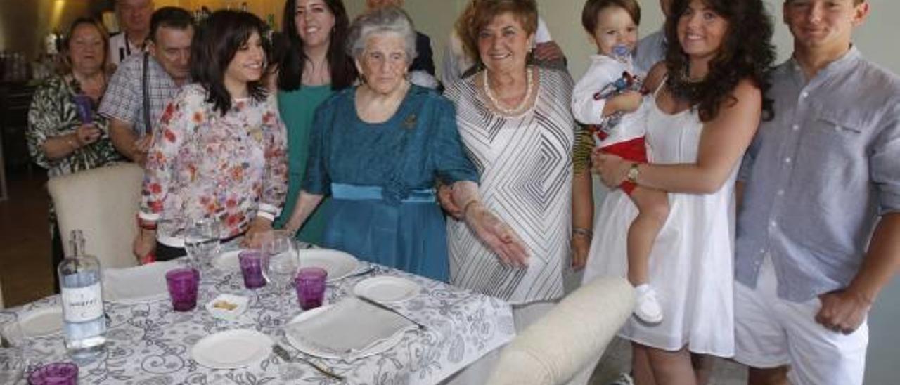 Una alcireña de        105 años mantiene la afición a la «calça» y las películas del oeste