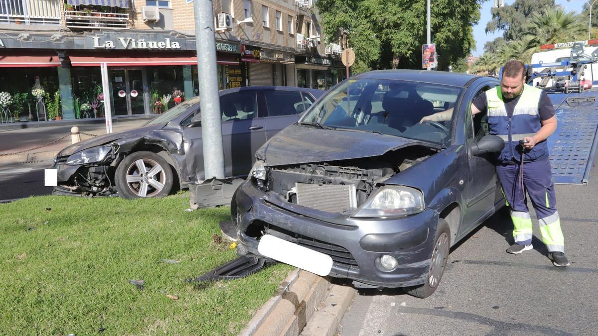 Una grúa retira uno de los dos coches accidentados en avenida de Libia.