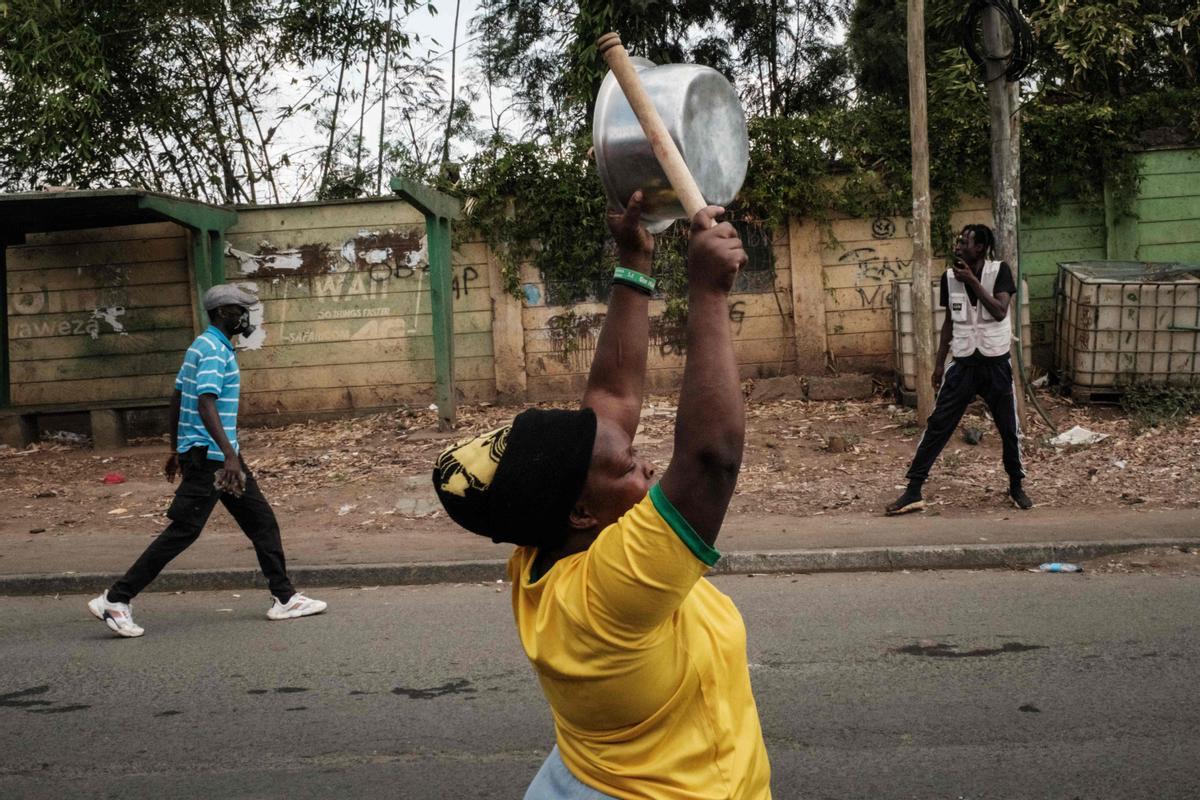 Protesta masiva convocada por el líder de la oposición Raila Odinga, afirma que le robaron las últimas elecciones presidenciales de Kenia y culpa al gobierno por el aumento del costo de vida en Nairobi.