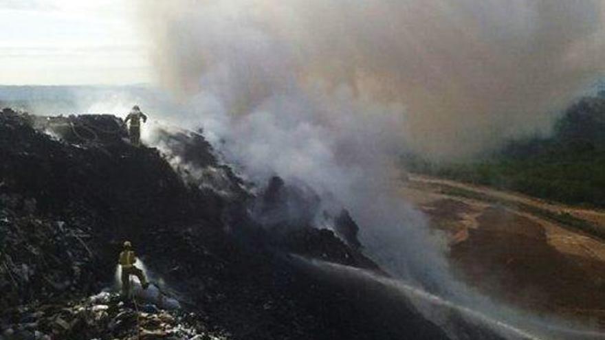 Cremen 2.500 m2 de brossa a l&#039;abocador dels Hostalets de Pierola