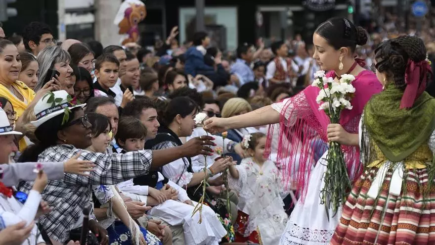 Medio centenar de carrozas reviven y escenifican las raíces huertanas