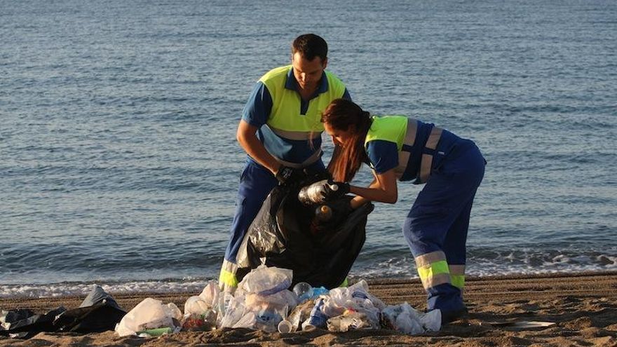 Operarios de Limasa adecentan una playa de la ciudad.