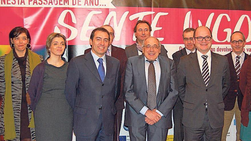 Iniciativa en Oporto para "vencer" a los peajes lusos - La Asociación de Hoteles de Vigo (Ahosvi) y la Federación de Empresarios de Hostelería presentaron ayer en Oporto la campaña ´Nesta Passagem de Ano... Sente Vigo´, para animar a los turistas portugueses a que visiten la ciudad en Nochevieja, con incentivos como el pago del peaje o la invitación a la segunda copa en algunos locales. Los participantes deben alojarse en alguno de los 31 establecimientos adheridos a la promoción.