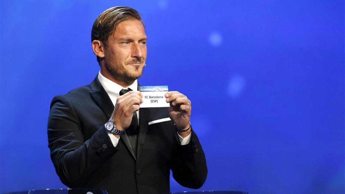 Totti, con el nombre del FC Barcelona en el sorteo