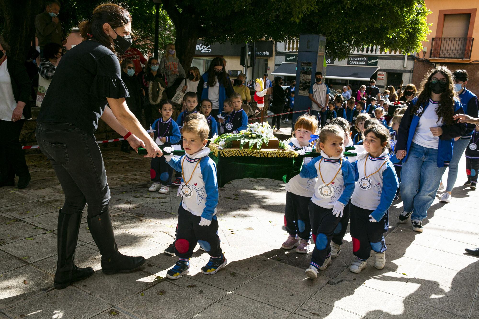 Alumnos de 3 a 16 años del colegio Jesús-María de Villafranqueza sacan seis tronos en procesión