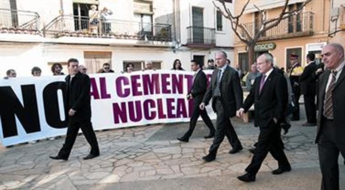 Un grup de manifestants protesten davant Montilla contra el cementiri nuclear, ahir a Capçanes. Un grup de manifestants protesten davant Montilla contra el cementiri nuclear, ahir a Capçanes.