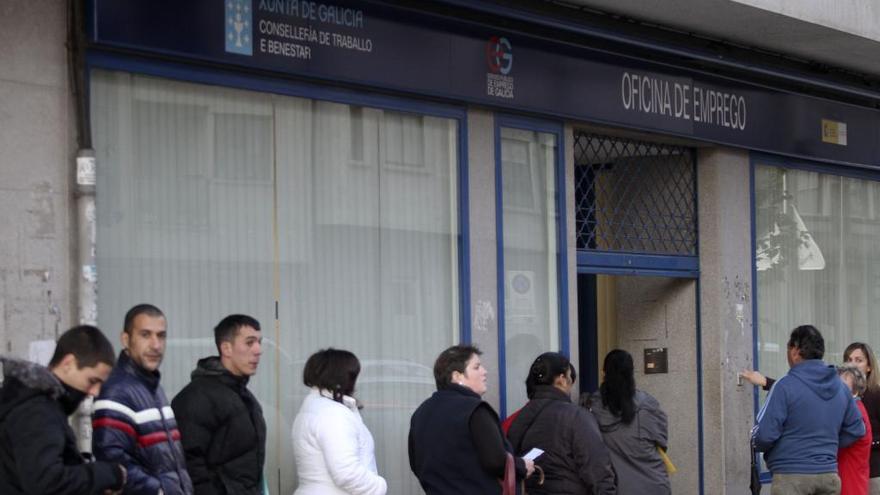 Personas ante una oficina de empleo gallega, en una imagen de archivo.