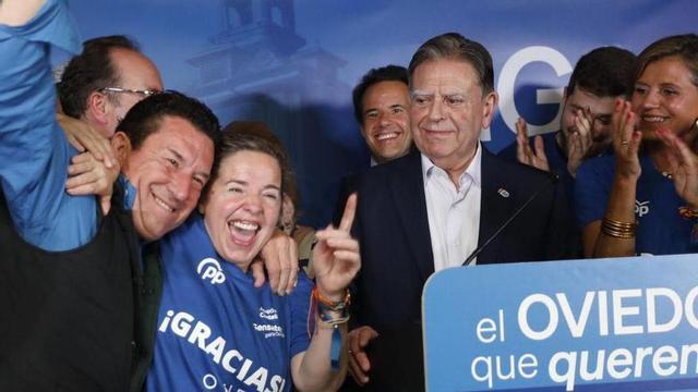 José Ramón Pando y Blanca Fernández García celebran la victoria en el estrado, con Canteli en el centro flanqueado  por Nacho Cuesta y Conchita Méndez. | Luisma Murias