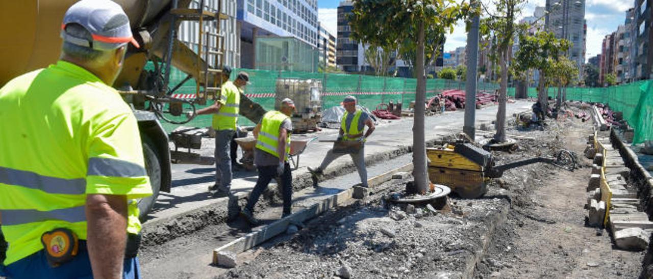 Trabajadores de la construcción en la calle Venegas, en Las Palmas de Gran Canaria.