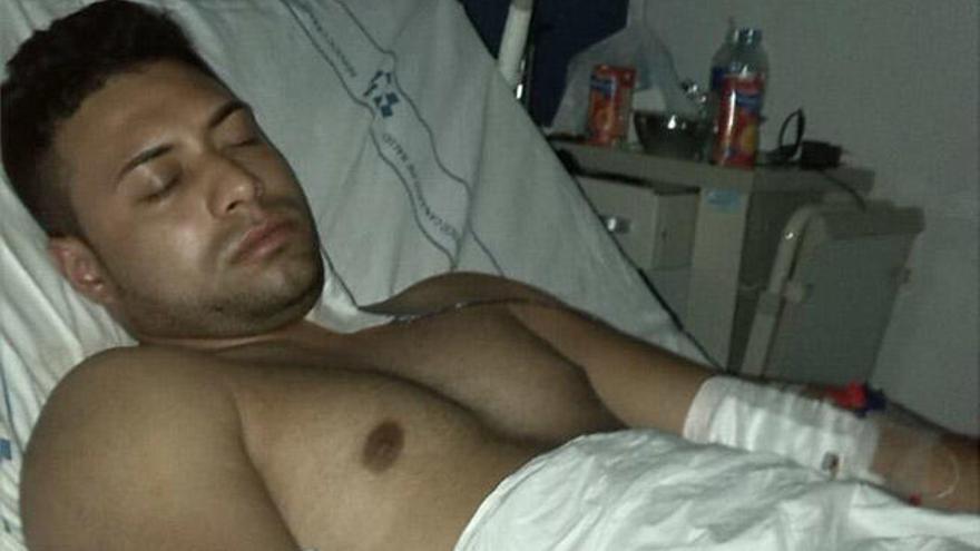 Carlos A. L. descansa en el hospital tras ser operado en marzo de 2014.