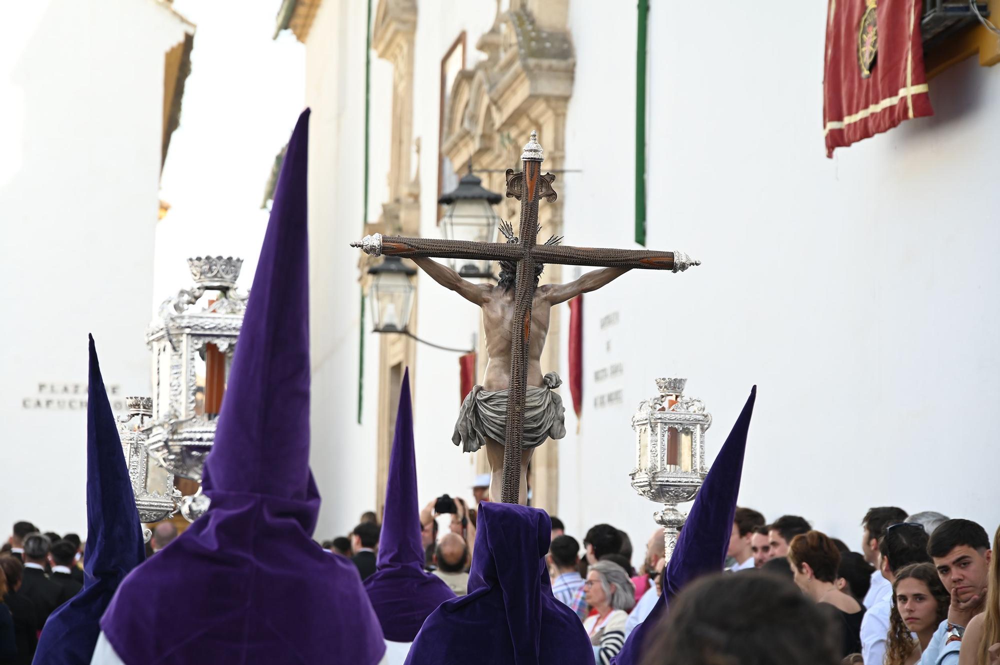 La Plaza de Capuchinos da salida a la Hermandad de la Sangre