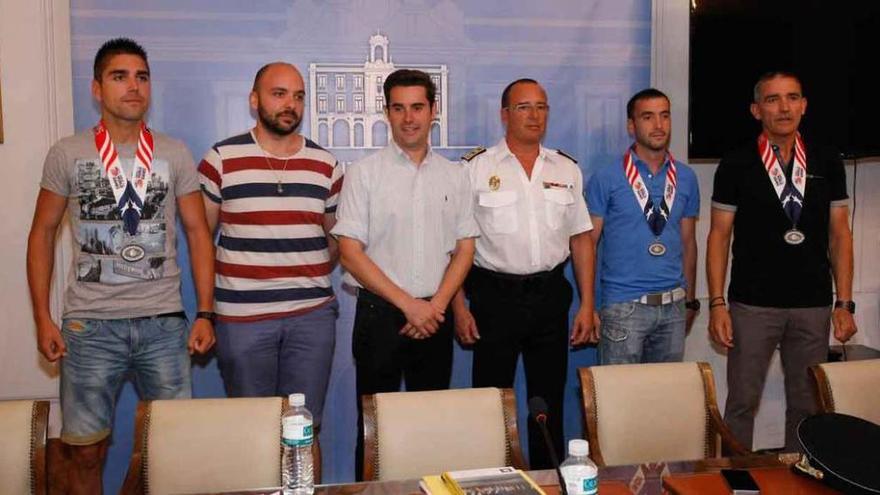 Los agentes posan con la medalla en el acto celebrado ayer en el ayuntamiento.