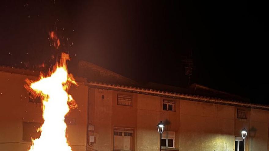 La gran hoguera reunió a los vecinos en la plaza.