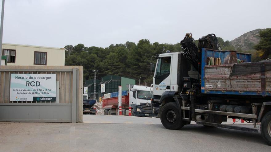 Un camión accede al Centro Ambiental de Marbella para depositar diferentes residuos.