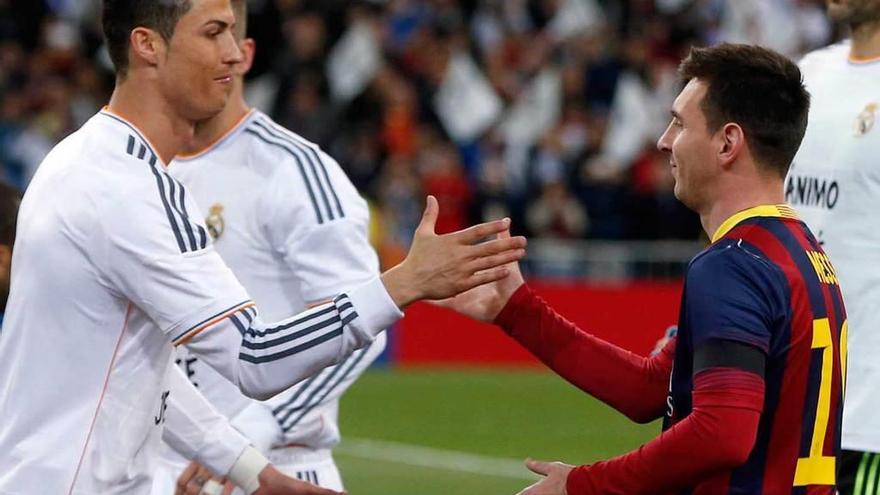 Ronaldo y Messi se saludan en los prolegómenos de un Madrid-Barça.