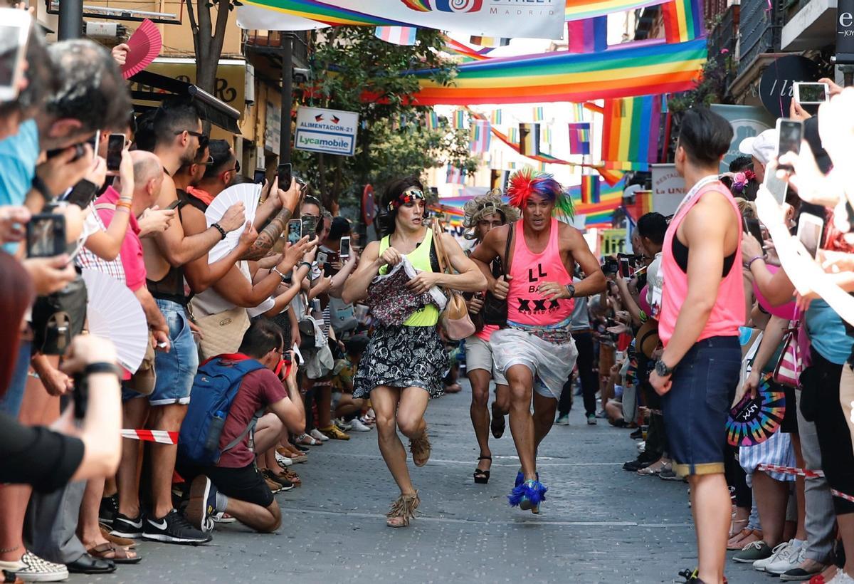 Llegada de los primeros clasificados en la tradicional carrera de tacones que se celebra en Madrid. | EfeGRAF4265. MADRID, 05/07/2018.- Llegada de los primeros clasificados en la tradicional carrera de tacones que se celebra hoy en la calle Pelayo de Madrid con motivo del Orgullo LGTBI. EFE/Javier López Carrera de tacones