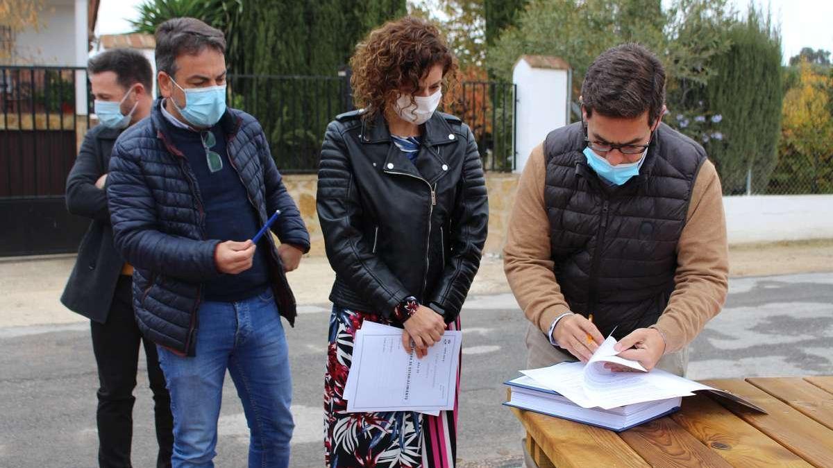 Firma de la recepción de las obras terminadas en la barriada montillana.