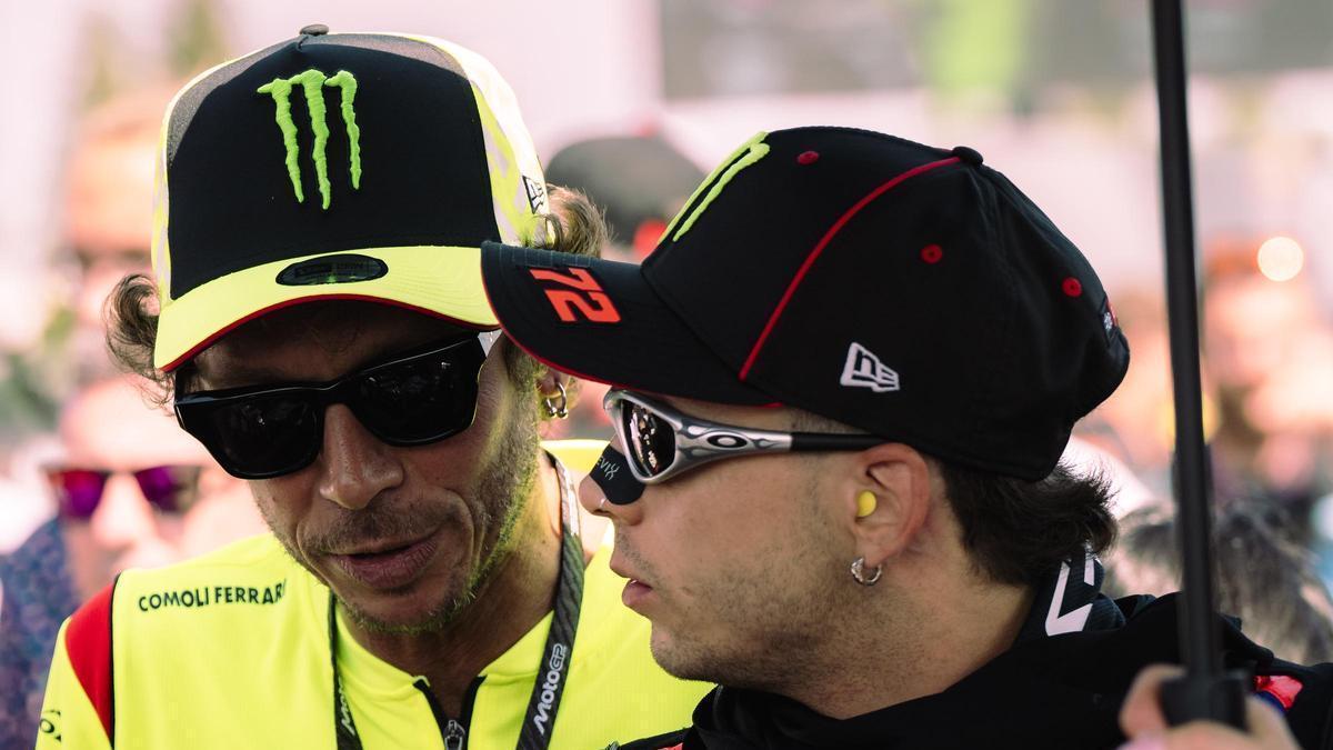 Valentino Rossi, maestro, amigo y colega de Marco Bezzecchi, hoy, poco antes de la carrera de Brno.