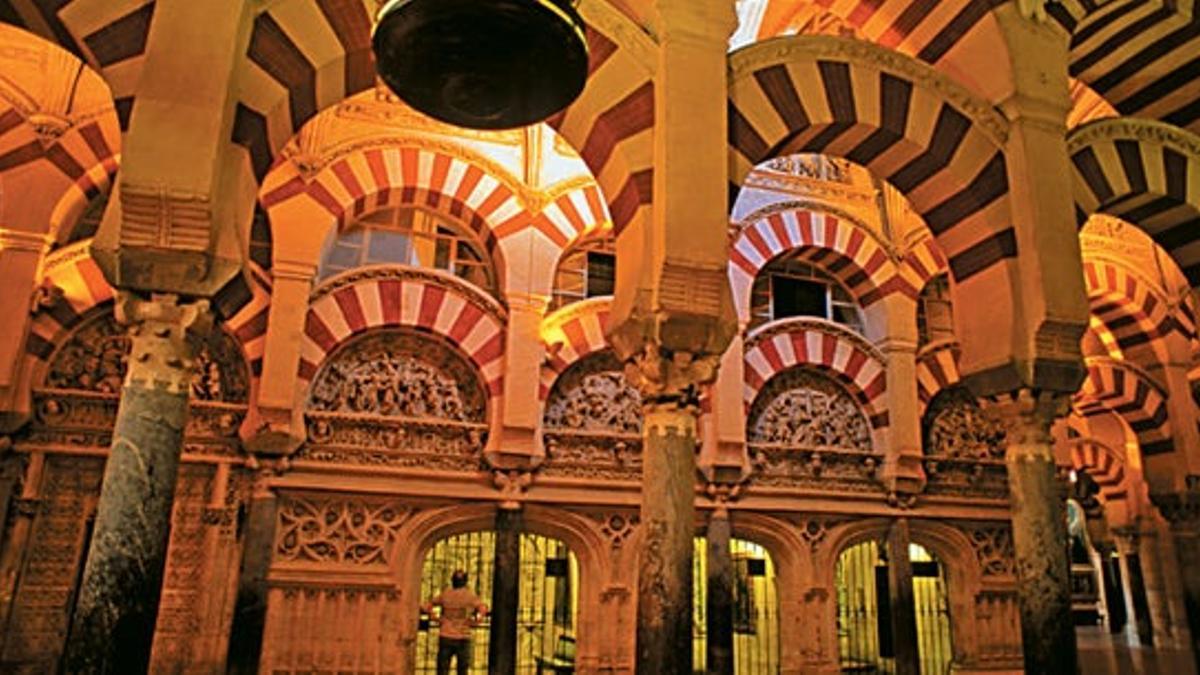 La Mezquita de Córdoba está tomada con escasa luz.