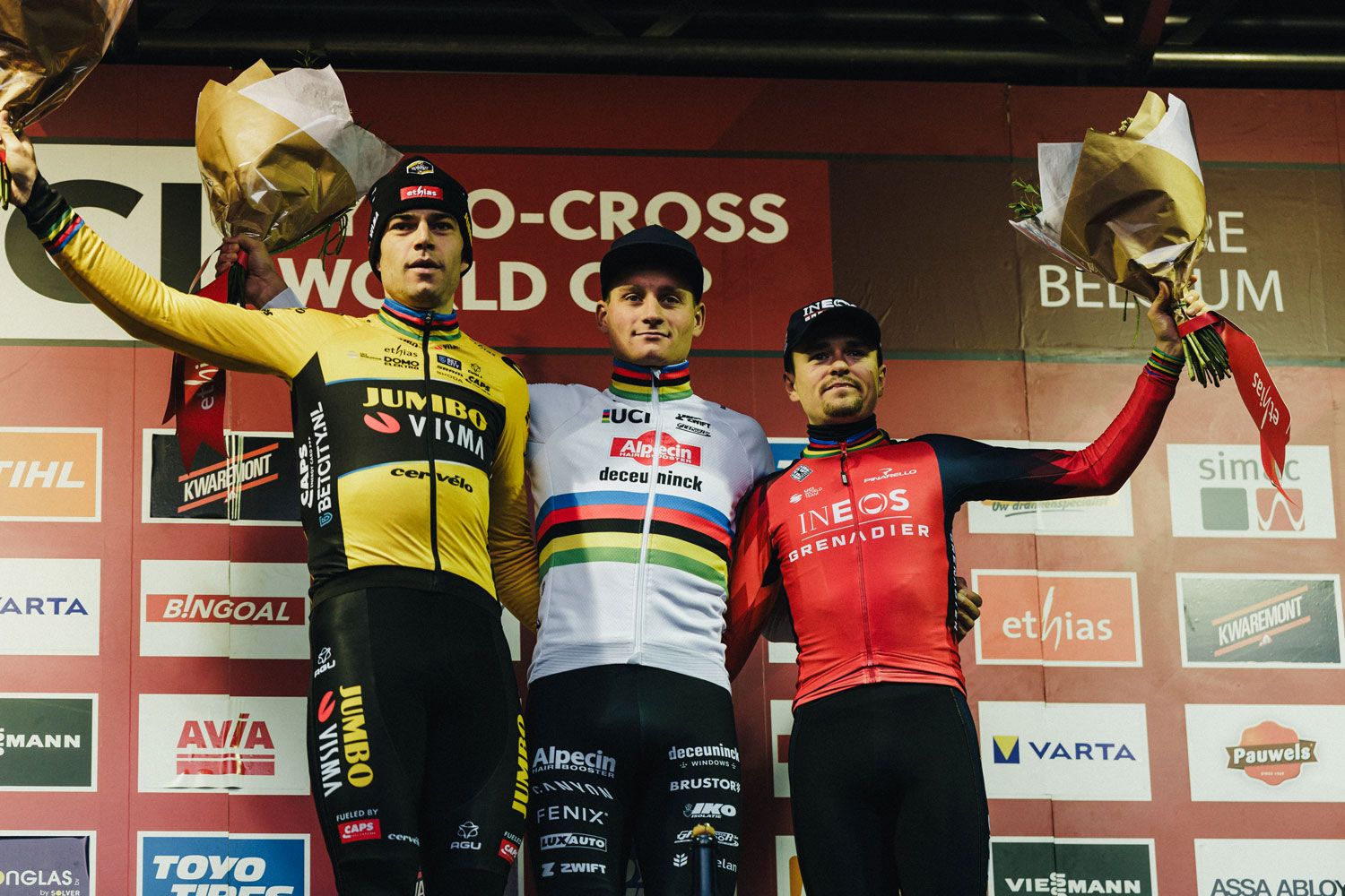 El podio de la Copa del Mundo de Ciclocross UCI de Gavere. De izquierda a derecha: Wout van Aert, Mathieu Van der Poel y Tom Pidcock.