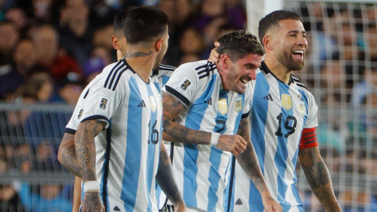Los jugadores argentinos celebran el gol de Nico Otamendi