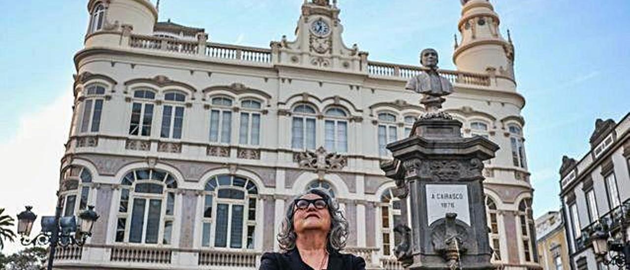 La arquitecta Magüi González, en el exterior del Gabinete Literario, de cuyo proyecto de rehabilitación se ocupa.