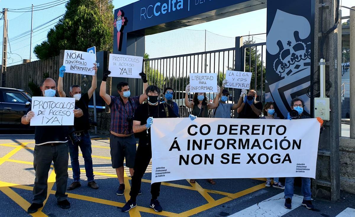 Los fotoperiodistas vigueses, esta mañana en A Madroa. // Colectivo Profesional de Fotoxornalistas de Galicia