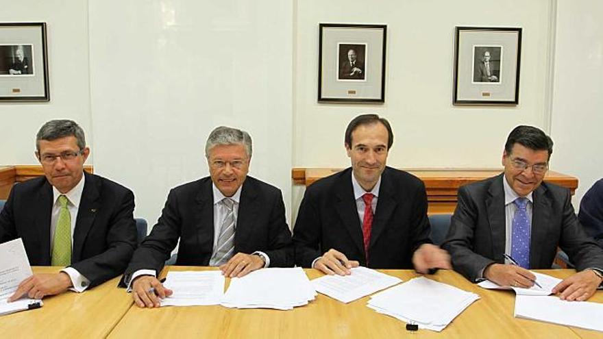 Los presidentes de Caja Extremadura, CAM, Cajastur y Caja Cantabria, Víctor Bravo, Modesto Crespo, Manuel Menéndez y Enrique Ambrosio, ayer.