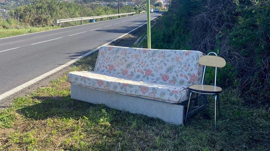 Los vecinos de Tegueste continúan llevando asientos donde esperar la guagua tras mucho tiempo de protestas