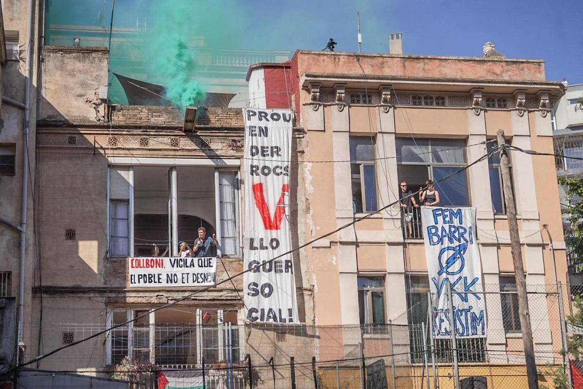 Concentración en la avenida de Vallcarca por el desahucio administrativo fallido de tres bloques municipales